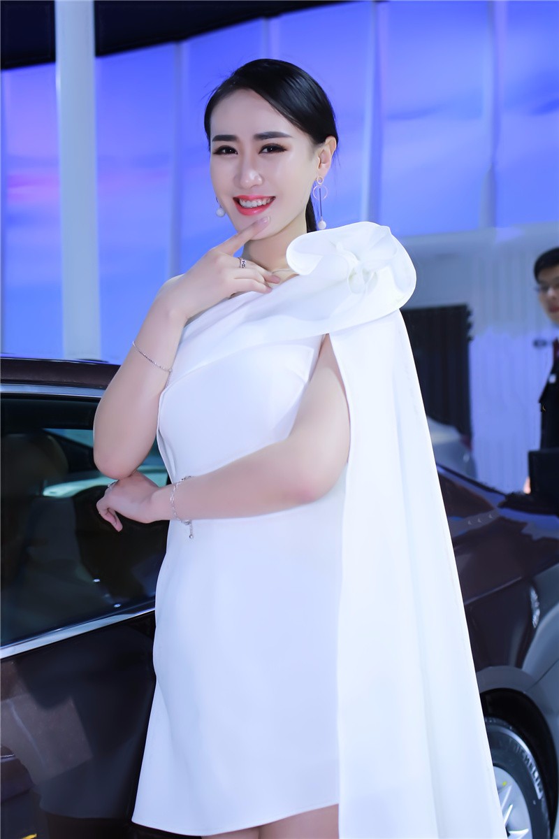 街拍车模白衣如雪肤如凝脂的高挑美女一颦一笑每个动作美如画