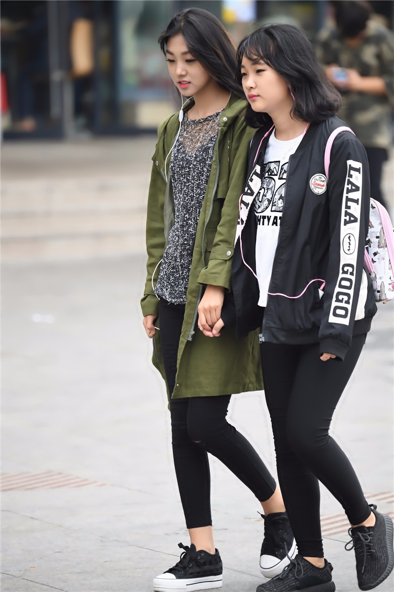路人街拍，走路手牵手的两姐妹，清纯小美女含苞待放