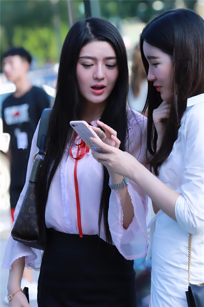 路人街拍,像是双胞胎的两位大美女,相同的发型同样的美腿