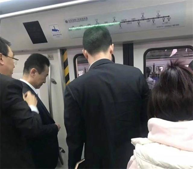 王思聪最尊敬的人,身价不输马云,出行不坐750万迈巴赫而坐地铁
