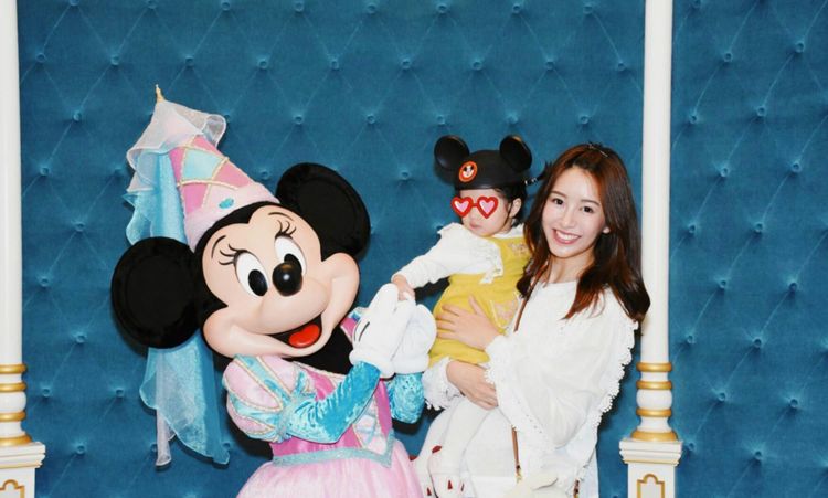 张子萱晒游玩照 女儿正面照曝光张子萱大长腿吸睛少女感十足