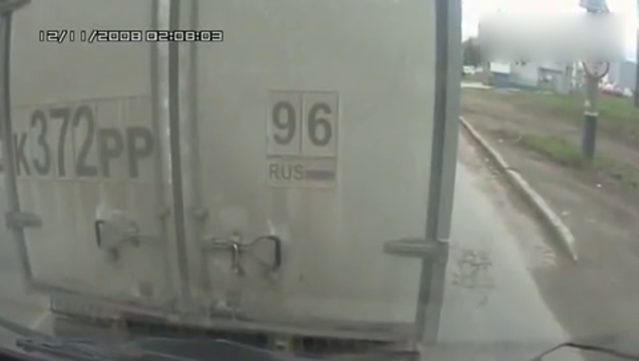 SUV强行加塞，大货车就是不让，接下来的场景让司机乐坏了