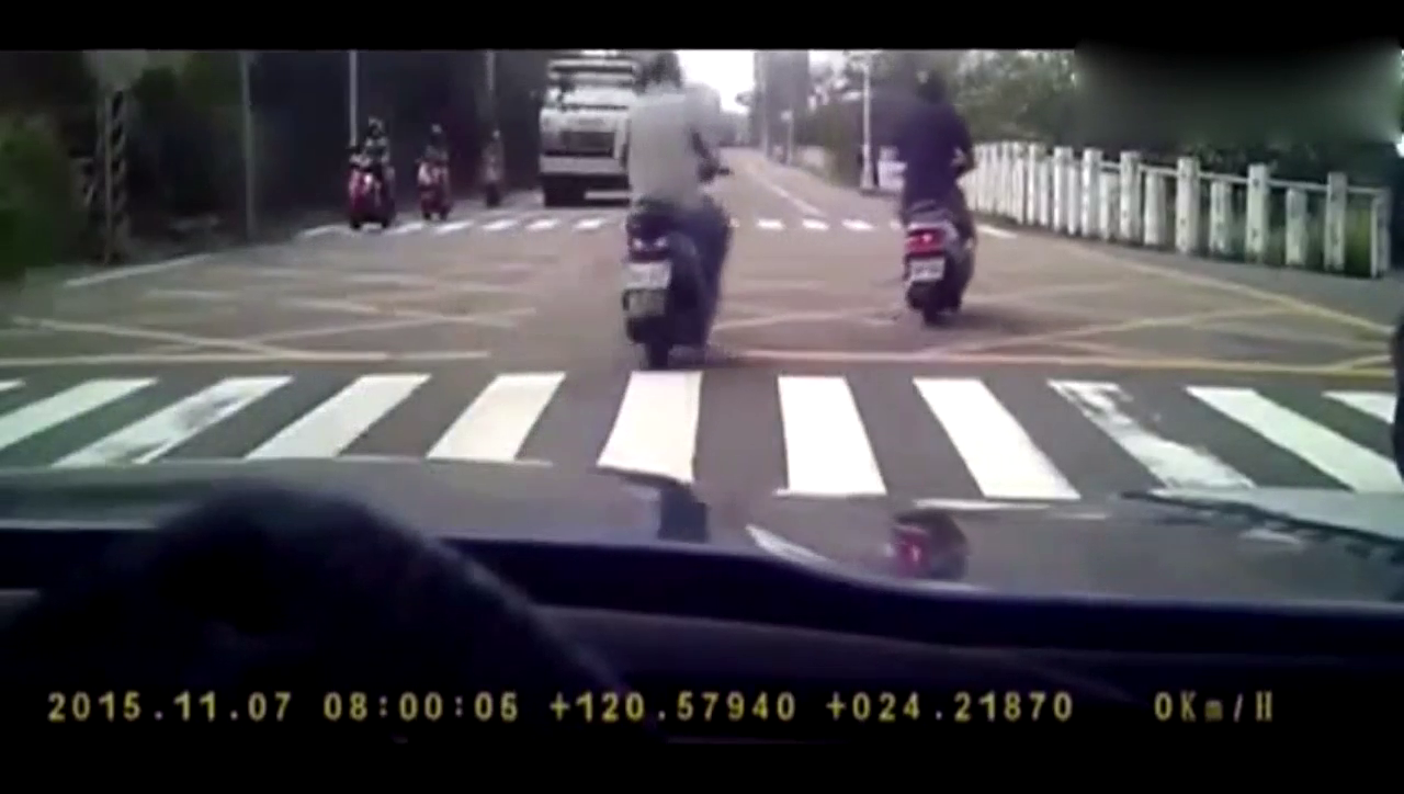 电动车肆意抢道完全无视大货车，被碾压那一刻她可曾后悔？