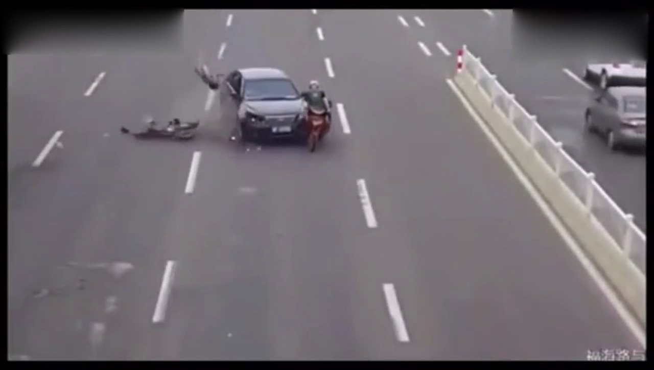 这两辆电动车太欺负人了！轿车司机忍无可忍直接撞上去！