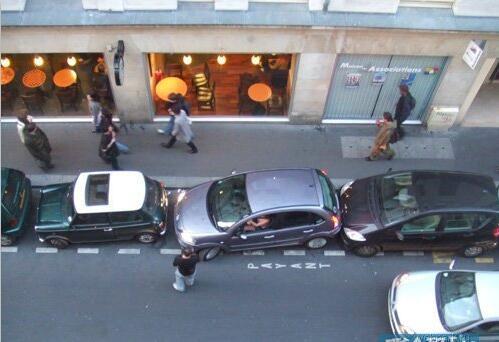 女司机路边停车,发现停车位长度不够,结果硬是