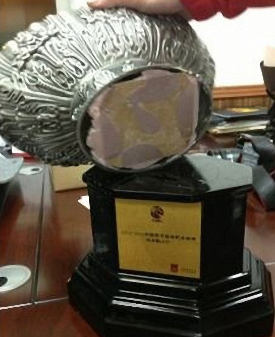 CBA又闹笑话,丁彦雨航奖杯神似果盘!球迷:你们