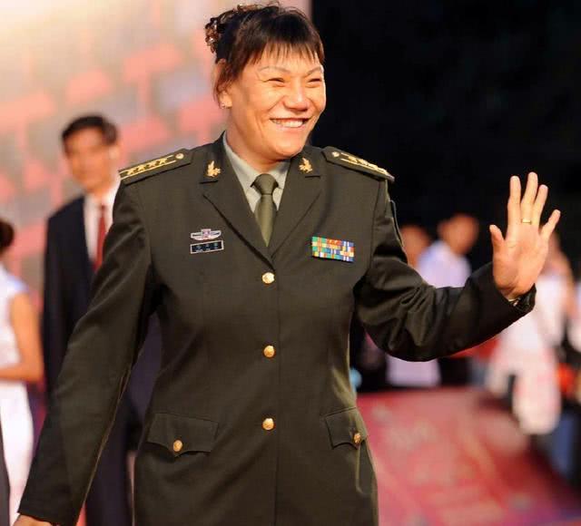 51岁郑海霞近照,结婚8年没有要孩子,如今因伤