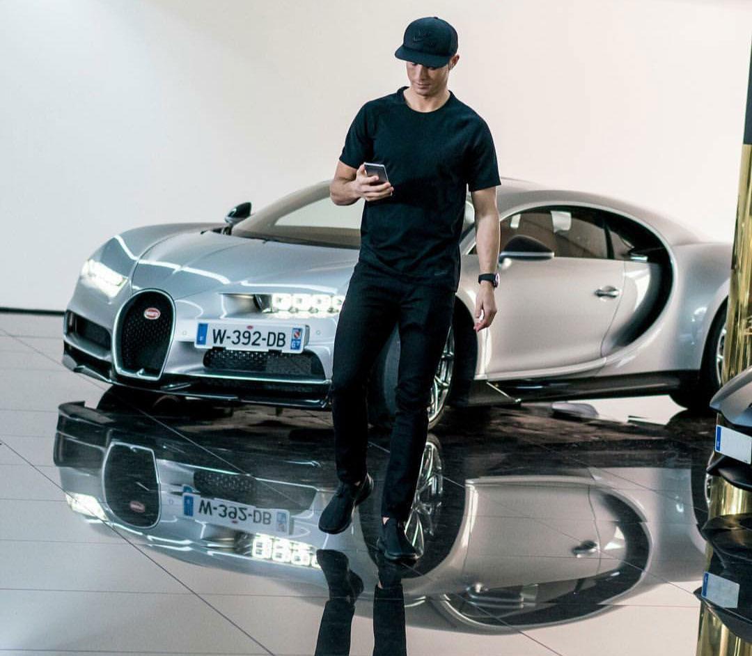 儿时出身贫寒, 一星期一顿肉, 如今的足坛天王, 豪车每天不重样