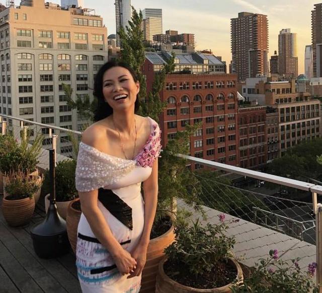 邓文迪晒出与女儿合照，50岁的她保养得宜，依然风情万种绝代芳华