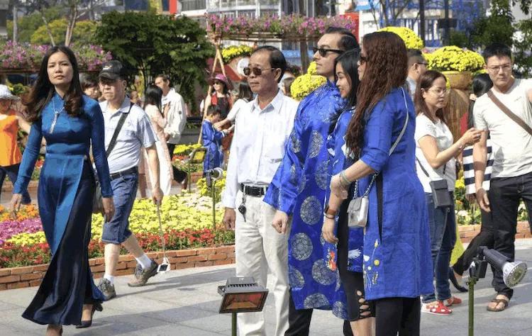 中国游客到越南,实拍大山农村水牛市场,一头牛