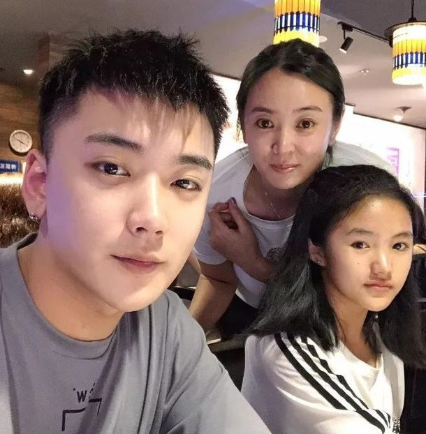 《变形记》中的女孩李勒优变大美女，被城市哥哥和妈妈宠成小公主