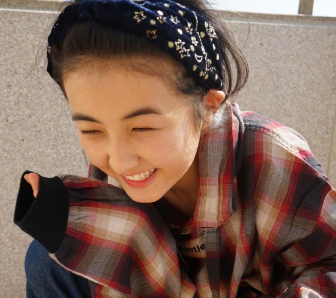 张子枫这小脸长得越来越精致,笑起来像花一样