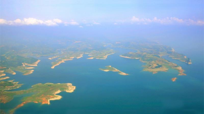 中国最大人工淡水湖, 其内的名胜古迹众多