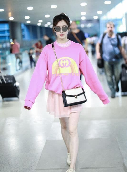 杨幂,江疏影同穿粉衣卫衣,少女感大幂幂赢了江