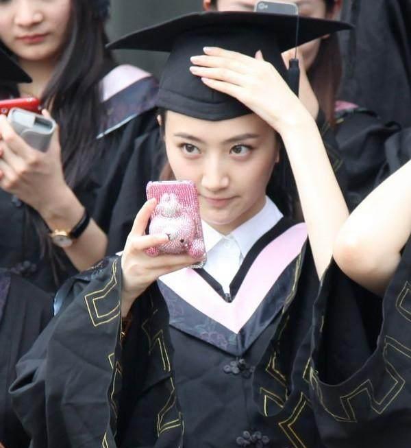 郑爽景甜差距为什么这么大? 看大学同班照就知道了