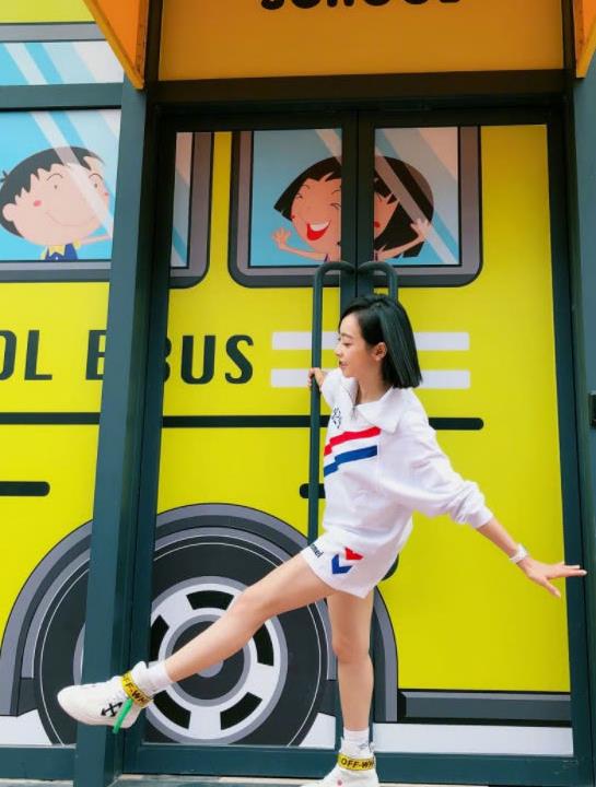 宋茜穿黑色卫衣配牛仔短裙,下半身鞋子穿错,秒