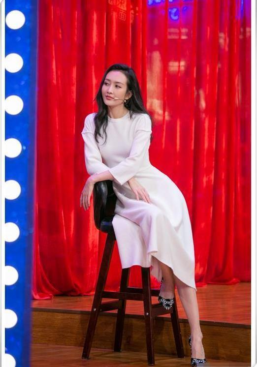 穿运动服配拖鞋走机场? 网友: 杨幂都没你疯狂!