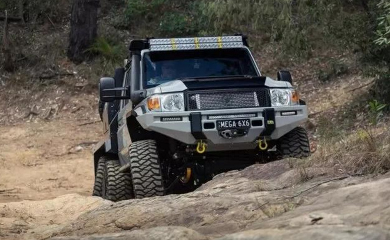 丰田皮卡秒变6X6硬汉，越野完爆奔驰G，够硬够猛！