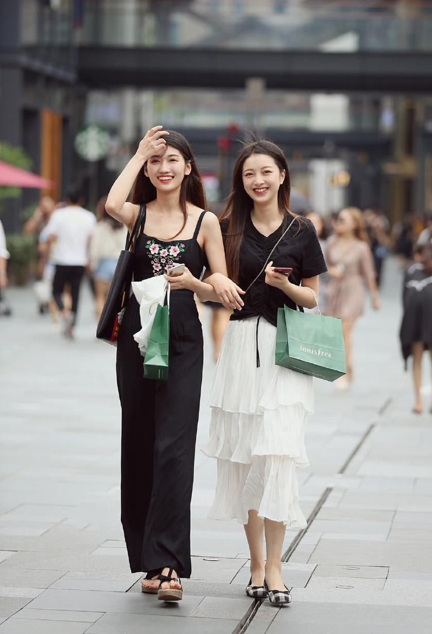 街拍小姐姐: 单纯可人,美女只是撩了一下头发,让人心