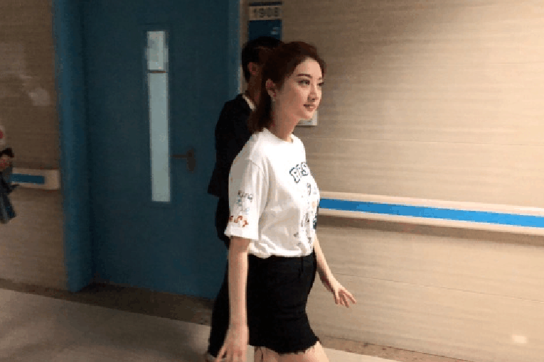 医院偶遇景甜拍戏,一身黑色短裙大白腿美到让