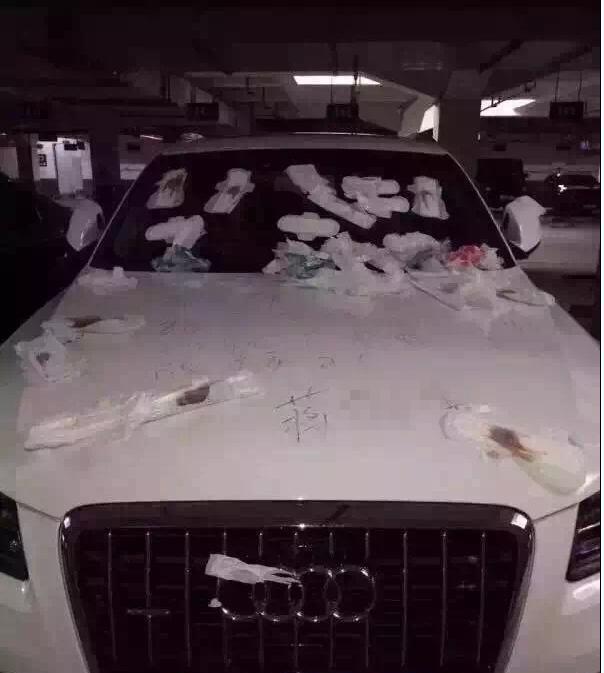 提车发现停在小区的车子被贴了几十块东西！车主顿时无语了！