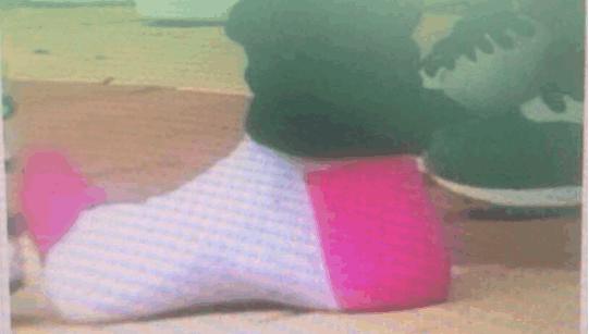 杨幂baby穿的高跟鞋看着都脚疼,而关晓彤为了