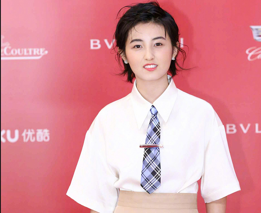 张子枫亮相上海电影节 打扮得青春靓丽整个人