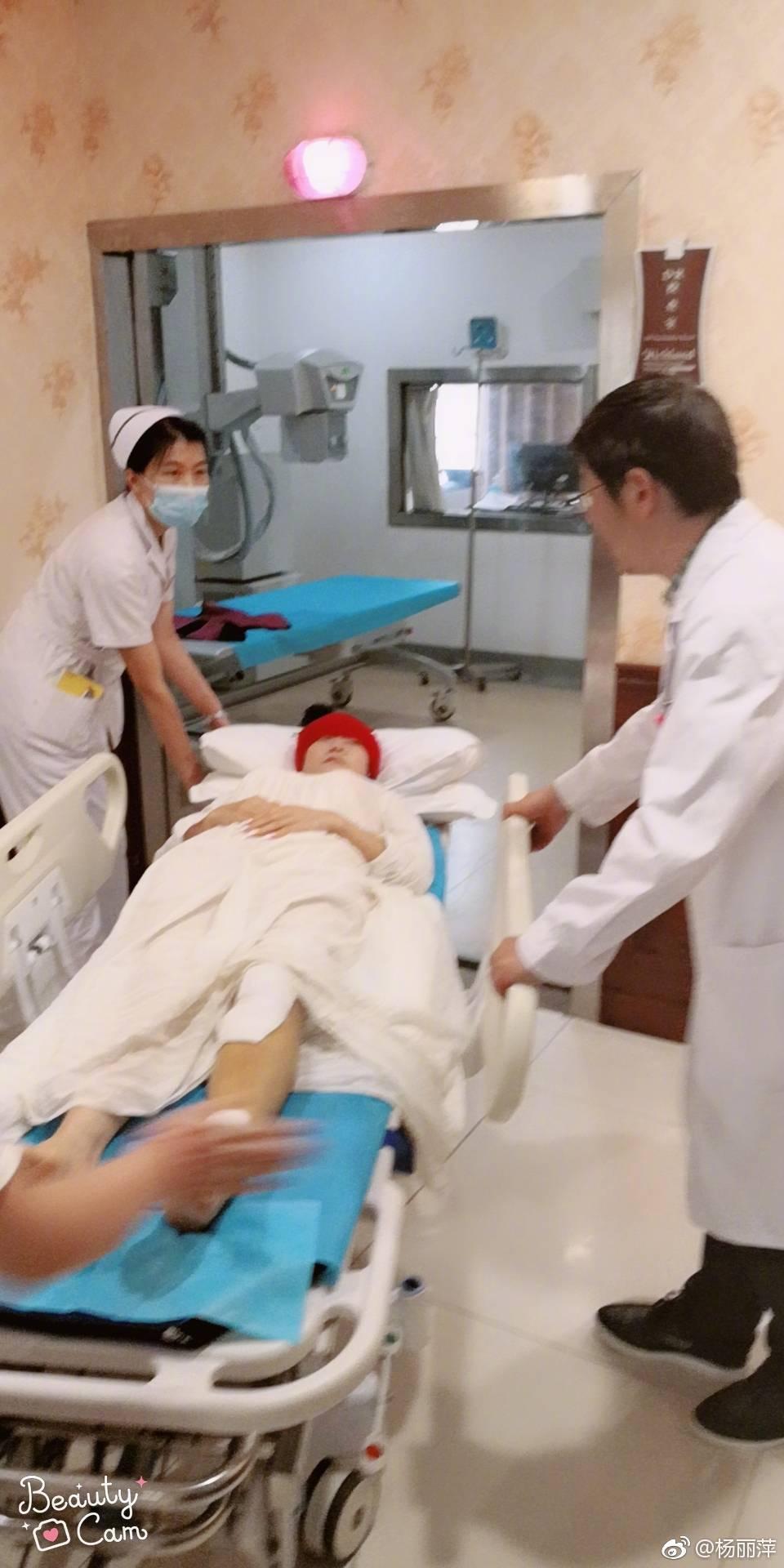 60岁杨丽萍摔伤骨折被推进医院,腿部肿胀惹人心疼,医生拿她没辙