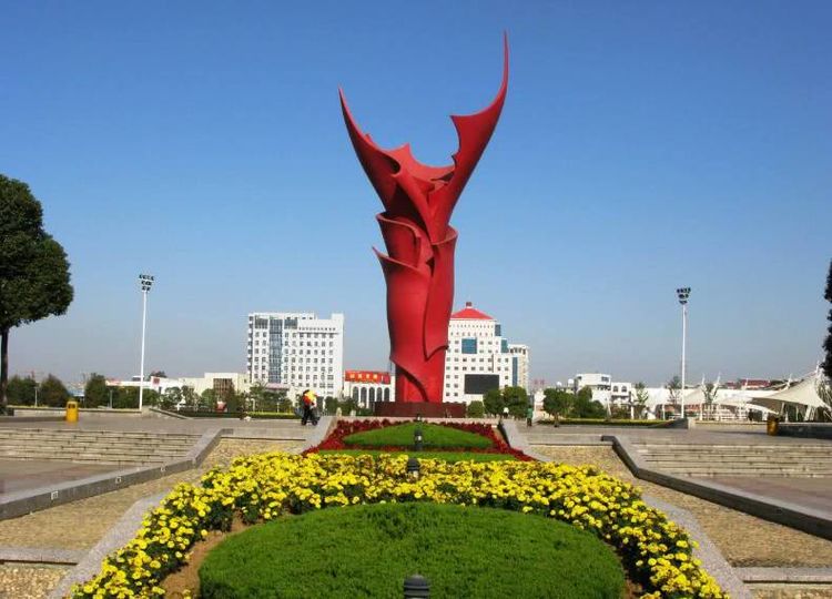 这座城市坐落在安徽西部,处于长江与淮河之间,名字叫做六安(lù ān)