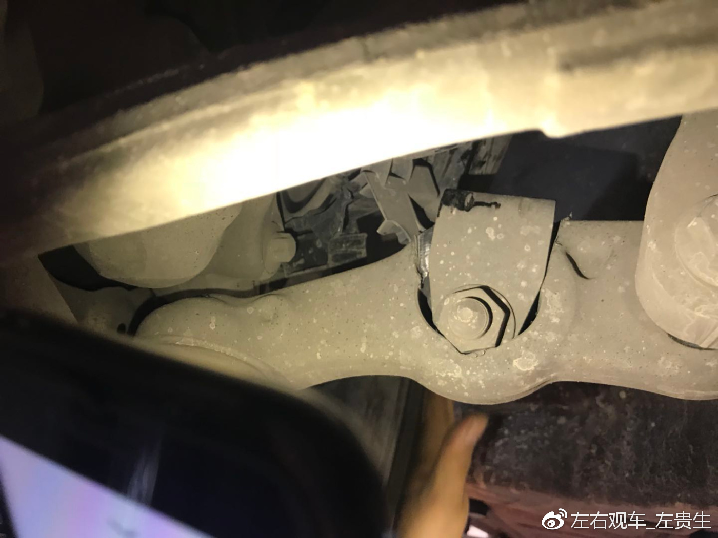 奔驰E300减震突然断裂，安全无法保障，车主希望折旧退车