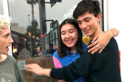 戳爷又吃醋了!他的男友居然公然在他面前抱女粉丝