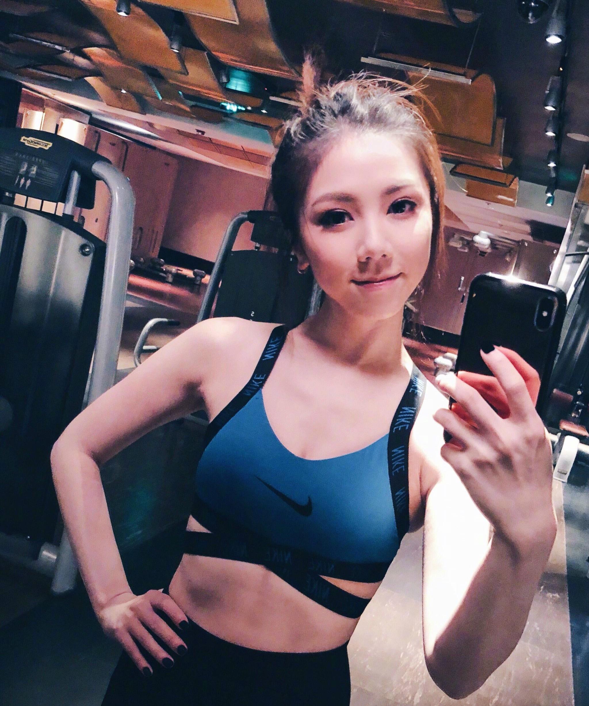 晒老婆穿内衣贴吧_美女只穿内衣(3)