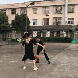 搞笑gif:打篮球还非得秀恩爱,结果被同学羞辱了