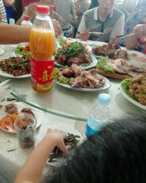 东北农村吃酒席, 大碗喝酒, 无肉不欢