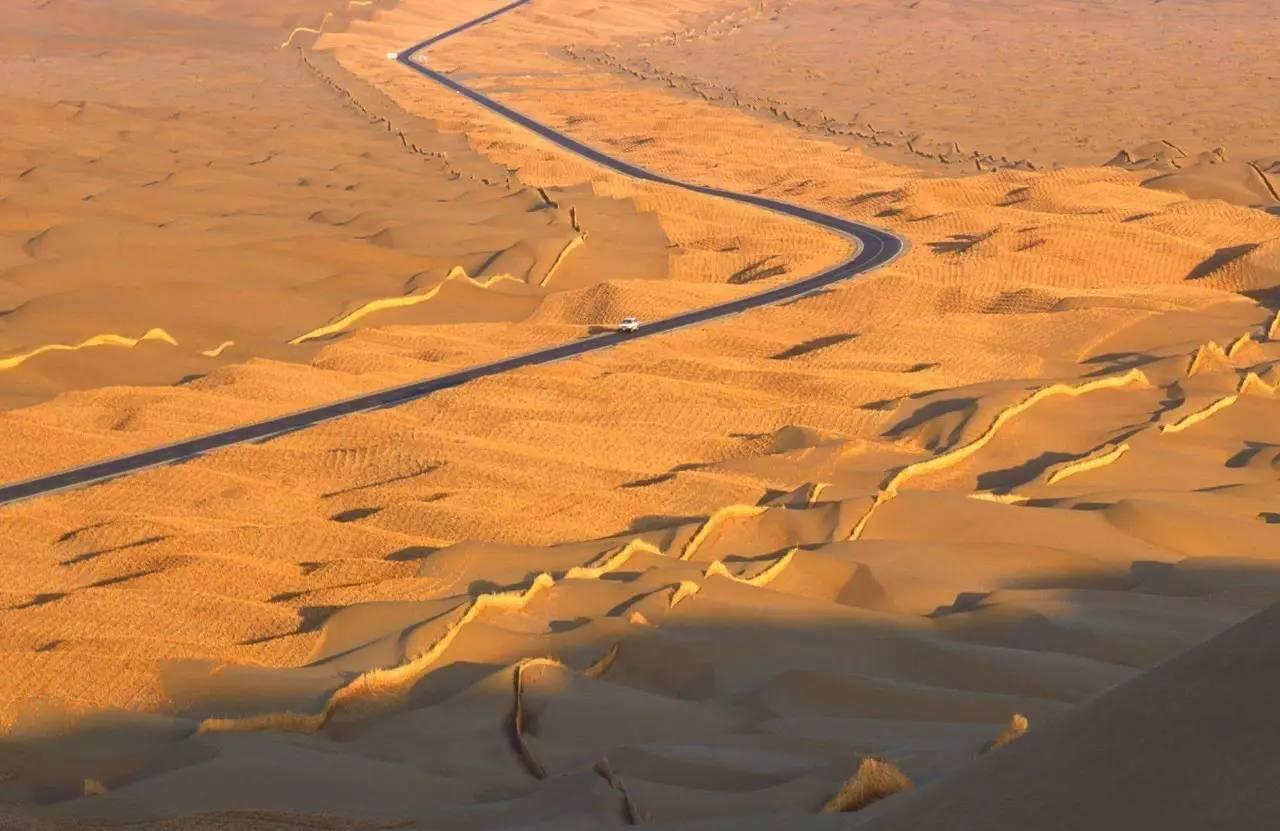 最难修的沙漠公路：在流沙中修路446公里，绿化带宽达78米_治沙