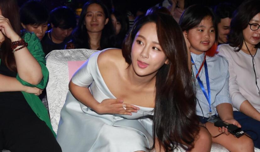 杨紫现身活动, 笑起来十分僵硬, 难道又去整容了