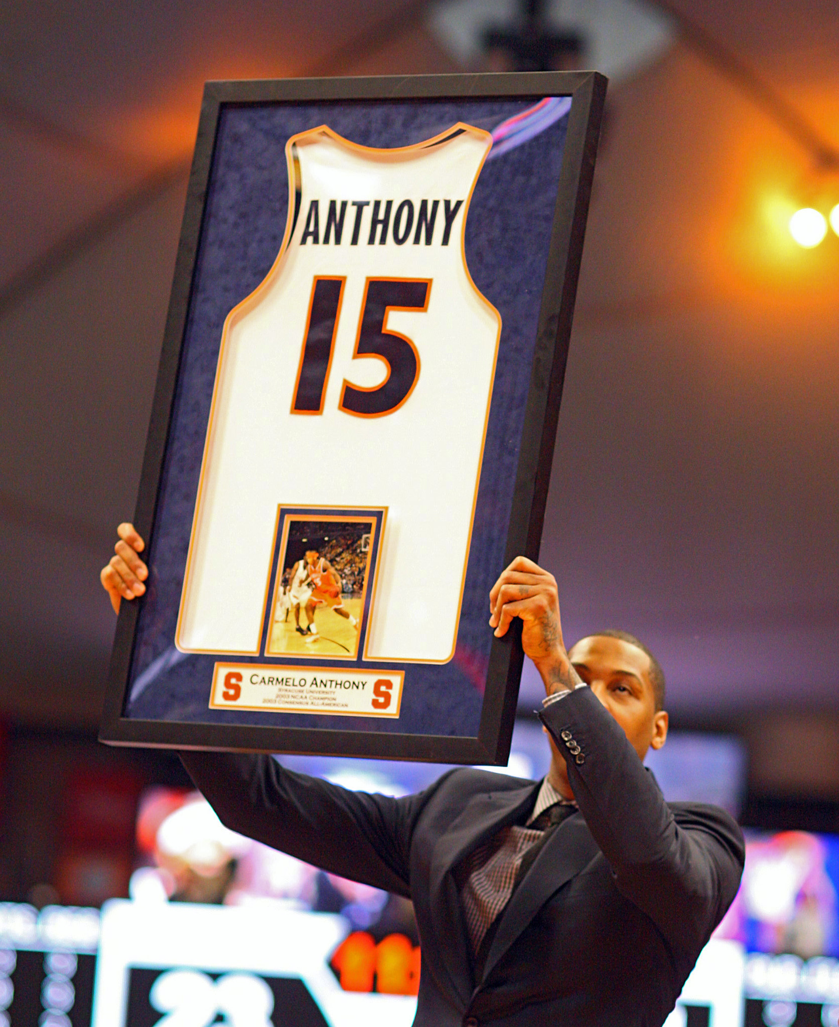 那些被大学母校退役球衣的NBA球星们~自己的号码和名字在梦想启蒙的地