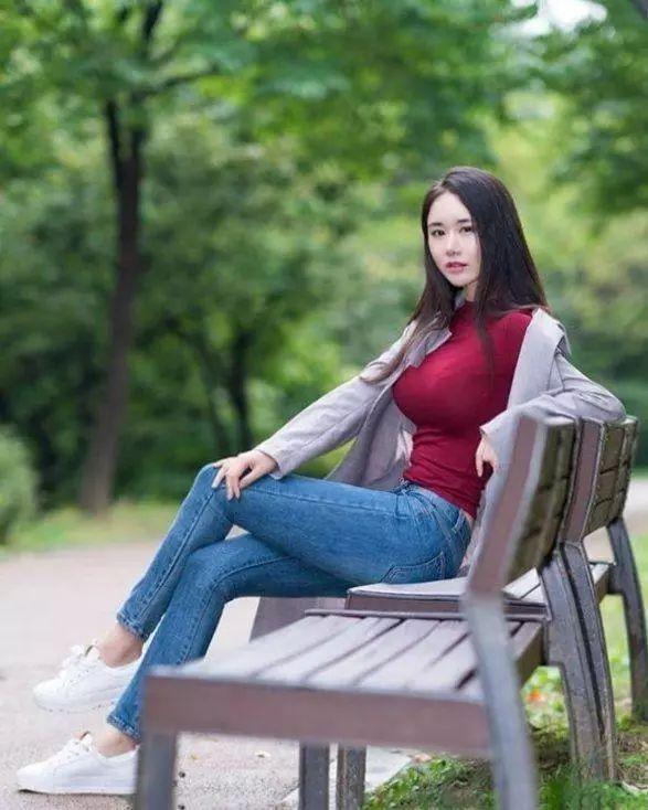 街拍: 紧身t裹出火爆身材, 第四位小姐姐诠释魔鬼身材