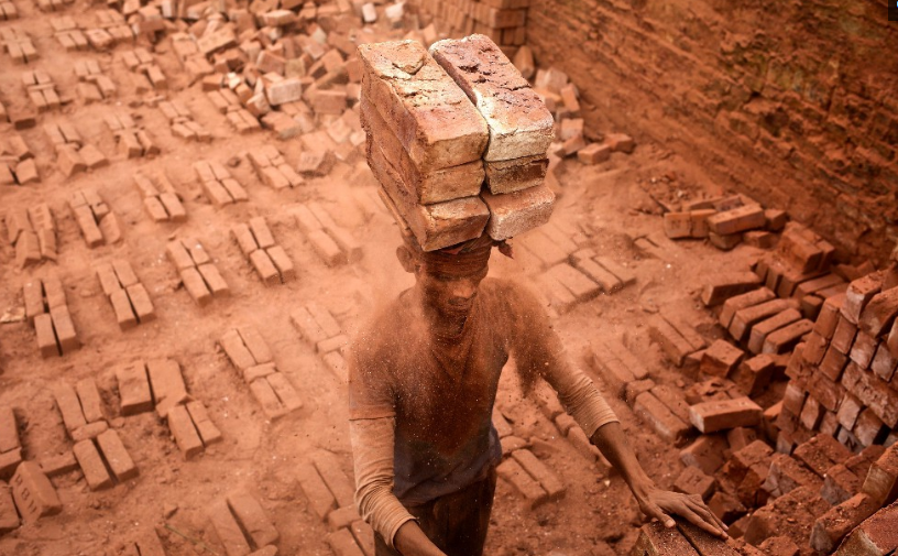 孟加拉国达卡的最底层的劳动者,工作方式和困难程度超乎你的想象