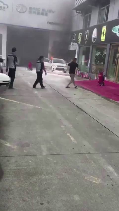 汽车自燃  网友评论：北汽新能源，停着也着火，好像在跳舞，  ​