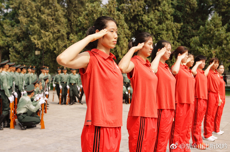 2018年7月4日,中国女排一行来到北京天安门广