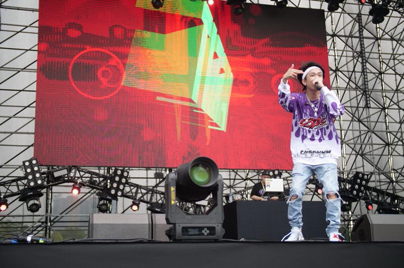 在草莓音乐节上首唱新单曲《几乎成名》,一度