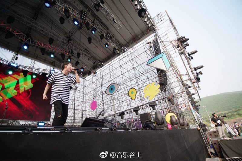 tt 草莓音乐节上一身清凉装扮,首唱新单曲《几乎