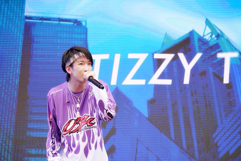 在草莓音乐节上首唱新单曲《几乎成名》,一度