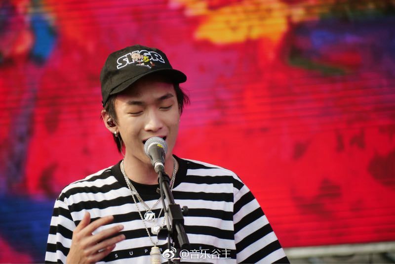 tt 草莓音乐节上一身清凉装扮,首唱新单曲《几乎