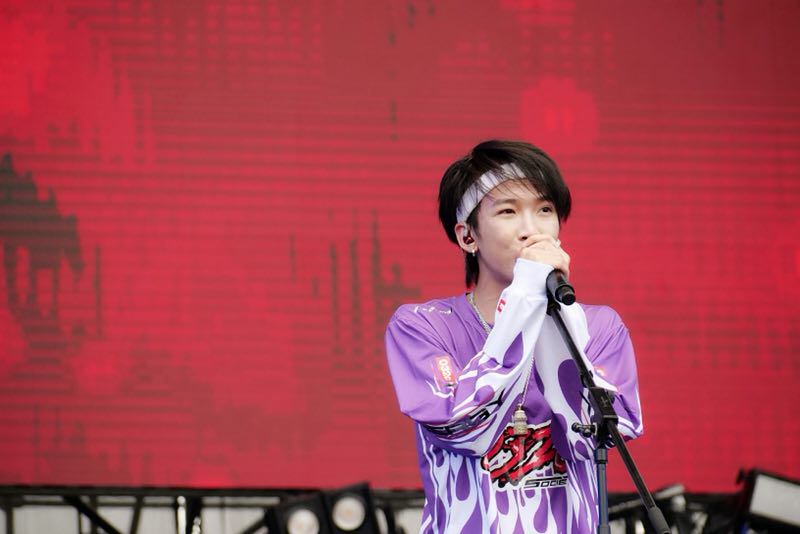 在草莓音乐节上首唱新单曲《几乎成名》,一度