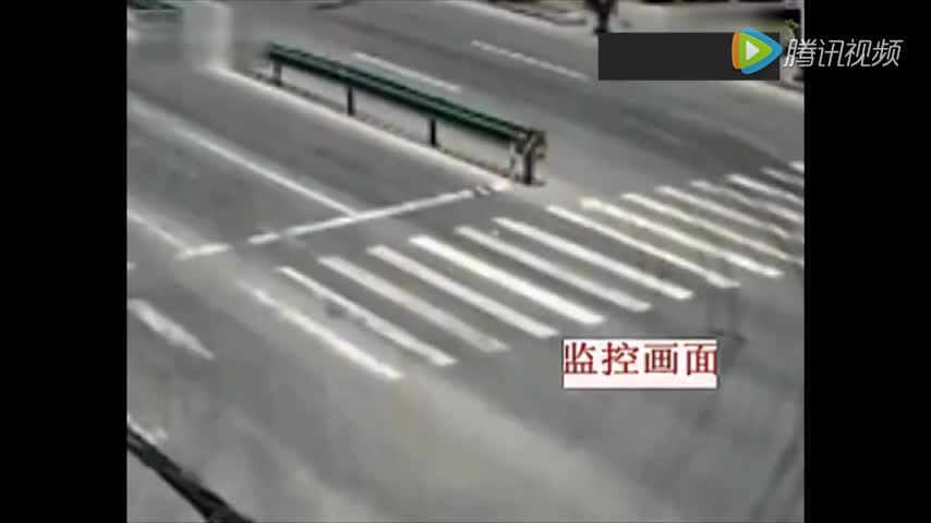 自以为是的大货车闯红灯，电动车却付出了生命的代价