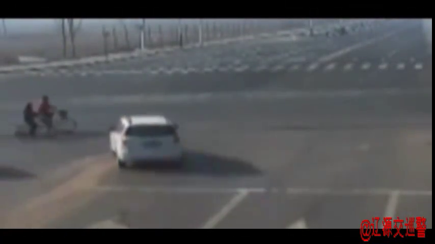 交通安全警示录----两人一起闯红灯，瞬间阴阳两世界。