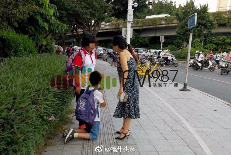 福州乌山西路,一小学生被罚跪人行道,竟是因为