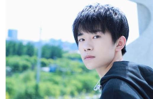 易烊千玺工作室终于放粮了,粉丝看到后兴奋不